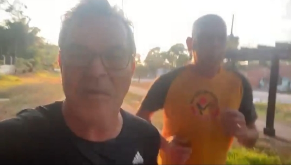 Ao lado do amigo Aníbal Diniz, Jorge Viana demonstra tranquilidade sobre seu futuro político e domínio do jogo